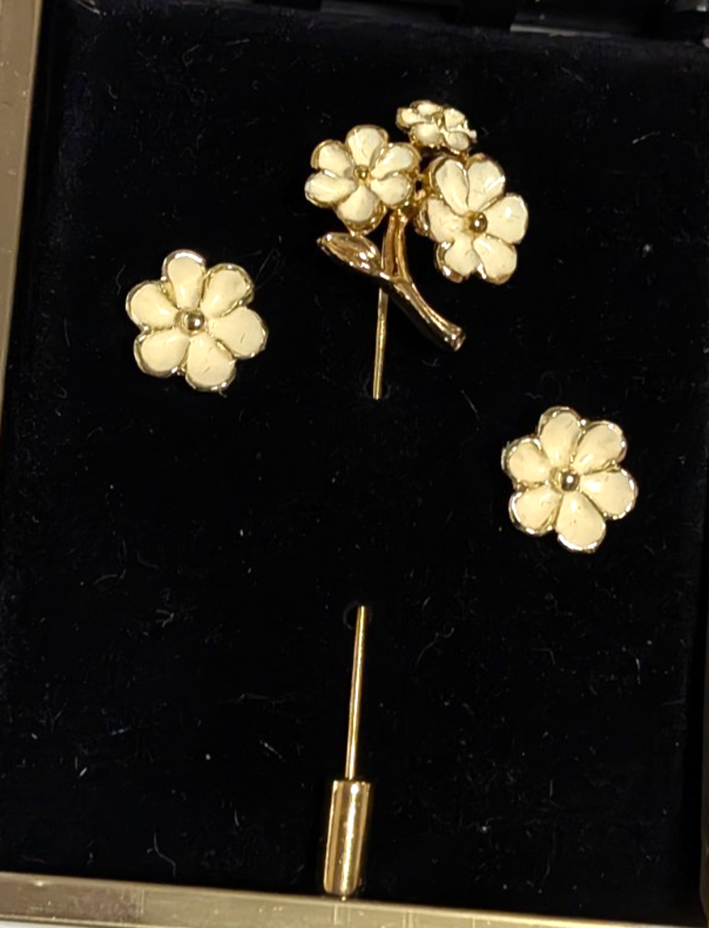 Priness Jewelry Set Brooch Earrings Dogwood Flowers Stick Pin White Goldtone js-